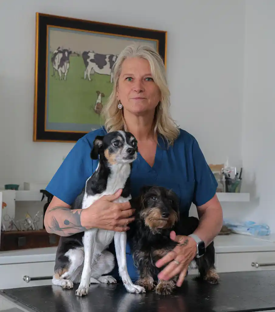 Sandra Höfer mit zwei Hunden in der Praxis